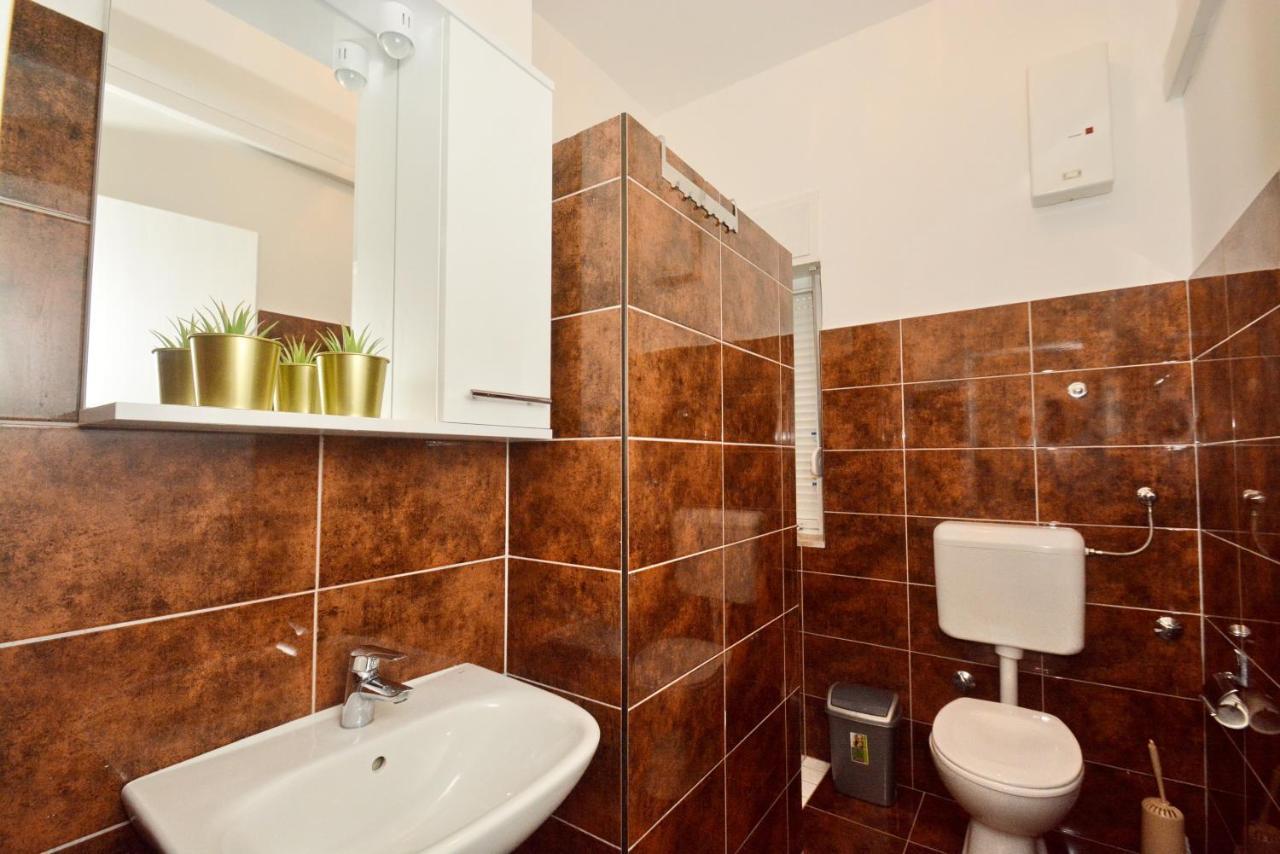Guesthouse Kamen Kuca โปดสตรานา ภายนอก รูปภาพ